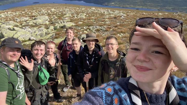 Selfie af Klan ko der står på et bjerg i Norge